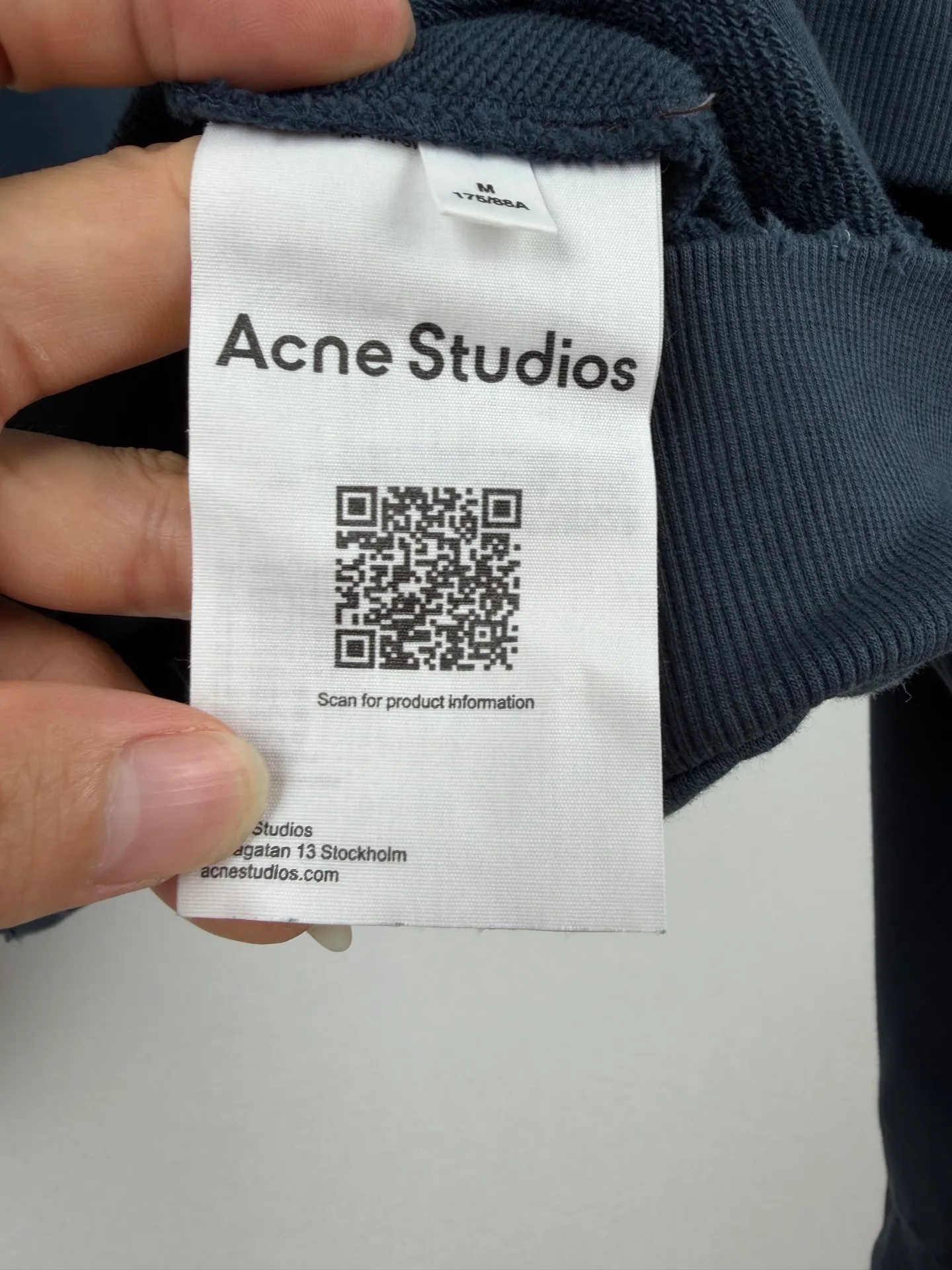 ACNE Studios spray-painted distressed logo-printed hooded sweatshirt. Customized air-oxygen soft cotton blend. Soft and delicate, comfortable and skin-friendly. Night mist charcoal Black tone is advanced and cool. It has a relaxed and noble aura. The loose shoulder silhouette stretches casually. The raw hem outlines the casual lines of Retro. The Acne Studios STOCKHOLM logo on the back is worn. Silent embellishment. The Classic logo is low-key engraved with brand genes. Exquisitely blending street luxury texture and Scandinavian minimalist aesthetics in a relaxed posture, highlighting the high-end aesthetic core of Nordic luxury. Process 1: Using glue printing technology. The chest printing has been modified three times with the film screen. Use glue liquid paint to print the pattern on the fabric. Bake the fabric to fix the printed pattern. Technique 2: Gradient distressed spray-on process. By spraying dyes of different colors on the surface of the fabric, the clothing can show rich color changes under different lights, increasing the visual layering. Process 3: Many parts of the body of the garment are frayed by pure manual regular positioning and manual brushing to add texture and depth to the surface of the clothing to imitate the texture of natural wear. Process 4: The fabrics have been fermented and washed to give a better feel and texture. It is not easy to deform, not easy to shrink, not easy to fade, and maintains long-term beauty. Accessories: Customized 1:1 Acne trademark. Version: Loose version. Size: S M L XL